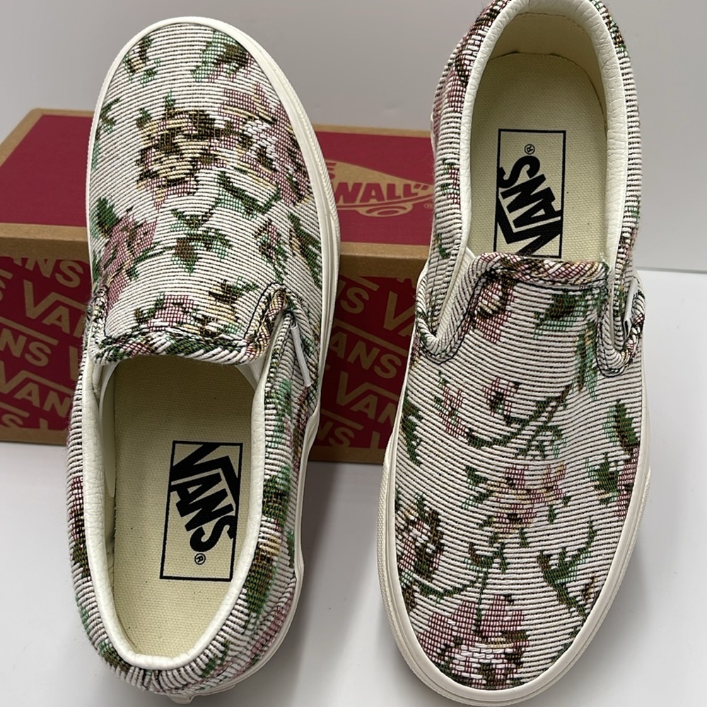 Vans Men’s Classic Slip-On Tapestry Floral Marshmall
VN000BVZCCZ
Sneakers - Picture 13 of 16